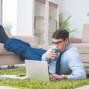 Parcours Formation | Politique de télétravail | Homme allongé avec un portable en buvant un café